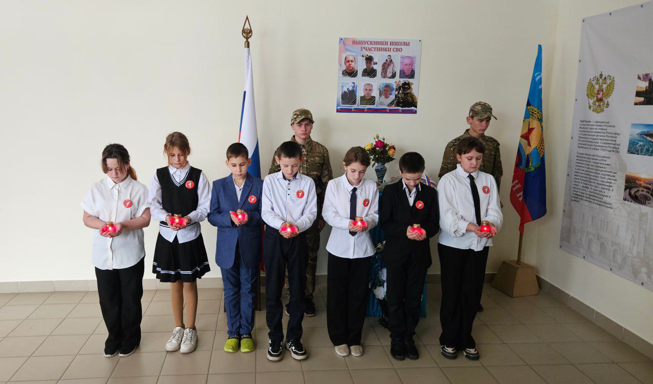 В рамках проектов «Новая школа» и «Историческая память» партии «Единая Россия, акции «История Героев» в Трехизбенской школе торжественно открыли стенд, посвященный выпускникам, погибшим в зоне спецоперации В рамках проектов «Новая школа» и «Историческая память» партии «Единая Россия, акции «История Героев» в Трехизбенской школе торжественно открыли стенд, посвященный выпускникам, погибшим в зоне спецоперации