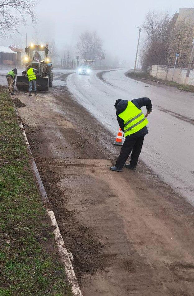 Специалисты подрядной организации очистили проезжую часть автодороги Первомайск – Попасная от наносного грунта Специалисты подрядной организации очистили проезжую часть автодороги Первомайск – Попасная от наносного грунта
