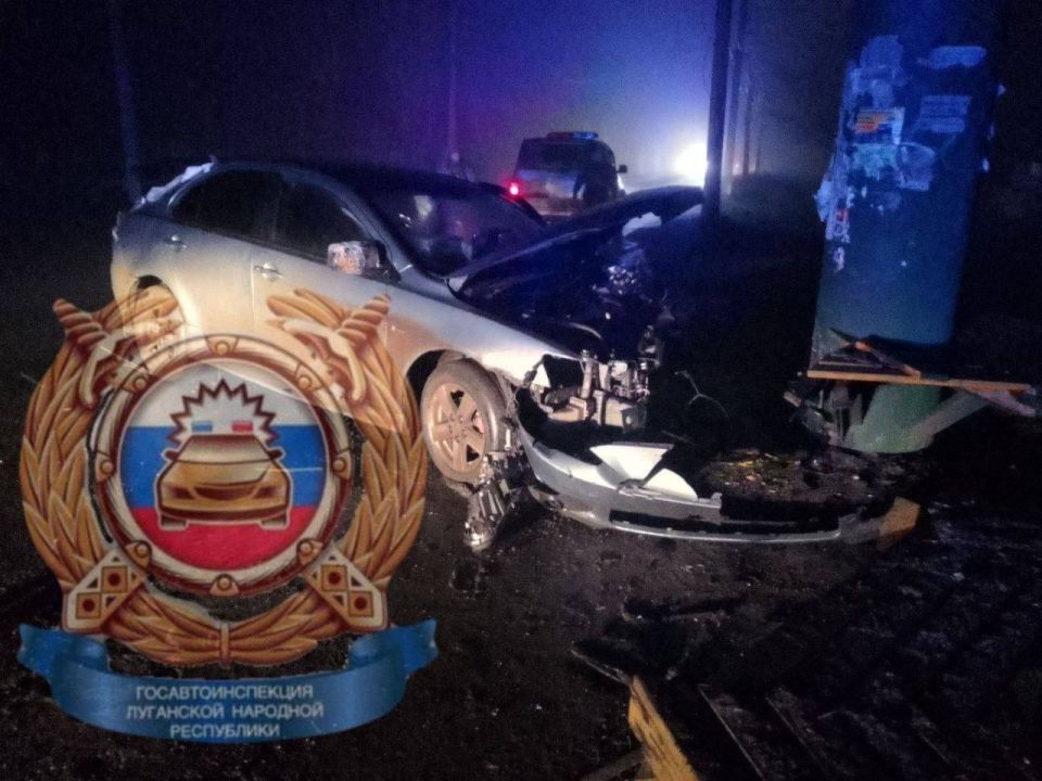 Автомобиль врезался в остановку в Лисичанске Автомобиль врезался в остановку в Лисичанске