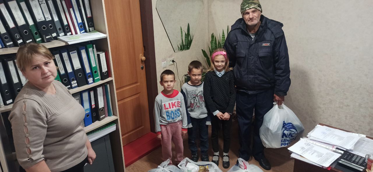 В рамках «Декады добрых дел», посвященной 24-летию «Единой России», активисты Славяносербщины передали помощь нуждающимся жителям В рамках «Декады добрых дел», посвященной 24-летию «Единой России», активисты Славяносербщины передали помощь нуждающимся жителям