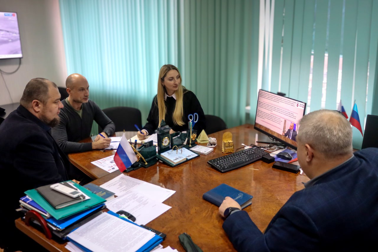 Министр юстиции ЛНР Андрей Гребенщиков провел рабочее совещание с руководителями подведомственных учреждений Министр юстиции ЛНР Андрей Гребенщиков провел рабочее совещание с руководителями подведомственных учреждений
