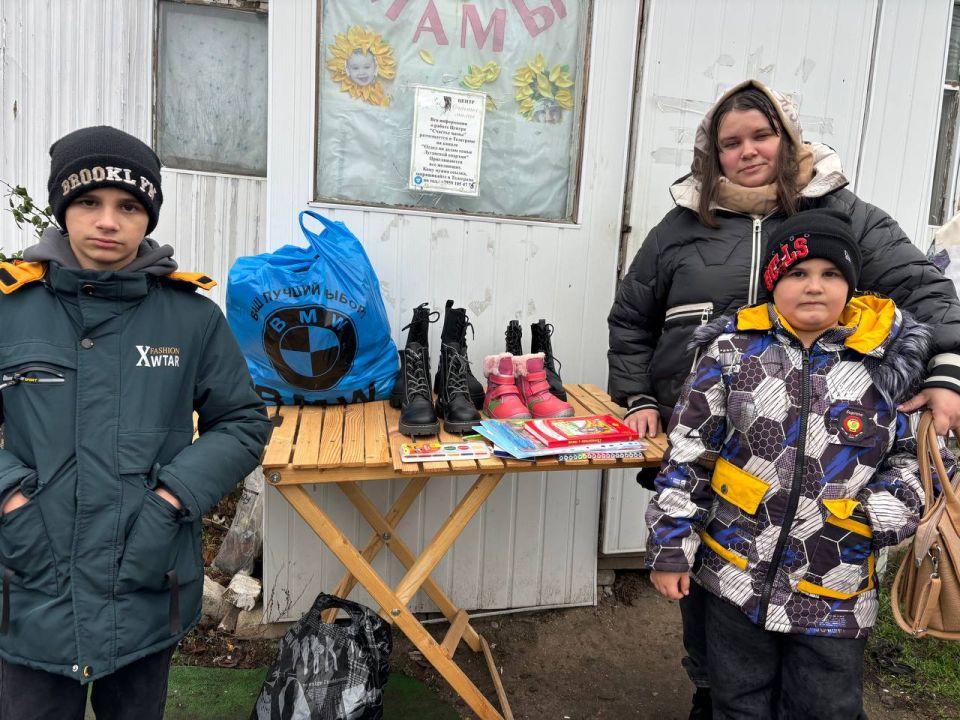В рамках «Декады добрых дел», посвященной 24-летию «Единой России», активисты Славяносербщины передали помощь нуждающимся жителям В рамках «Декады добрых дел», посвященной 24-летию «Единой России», активисты Славяносербщины передали помощь нуждающимся жителям