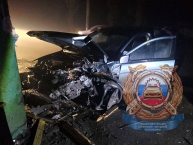 Автомобиль врезался в остановку в Лисичанске