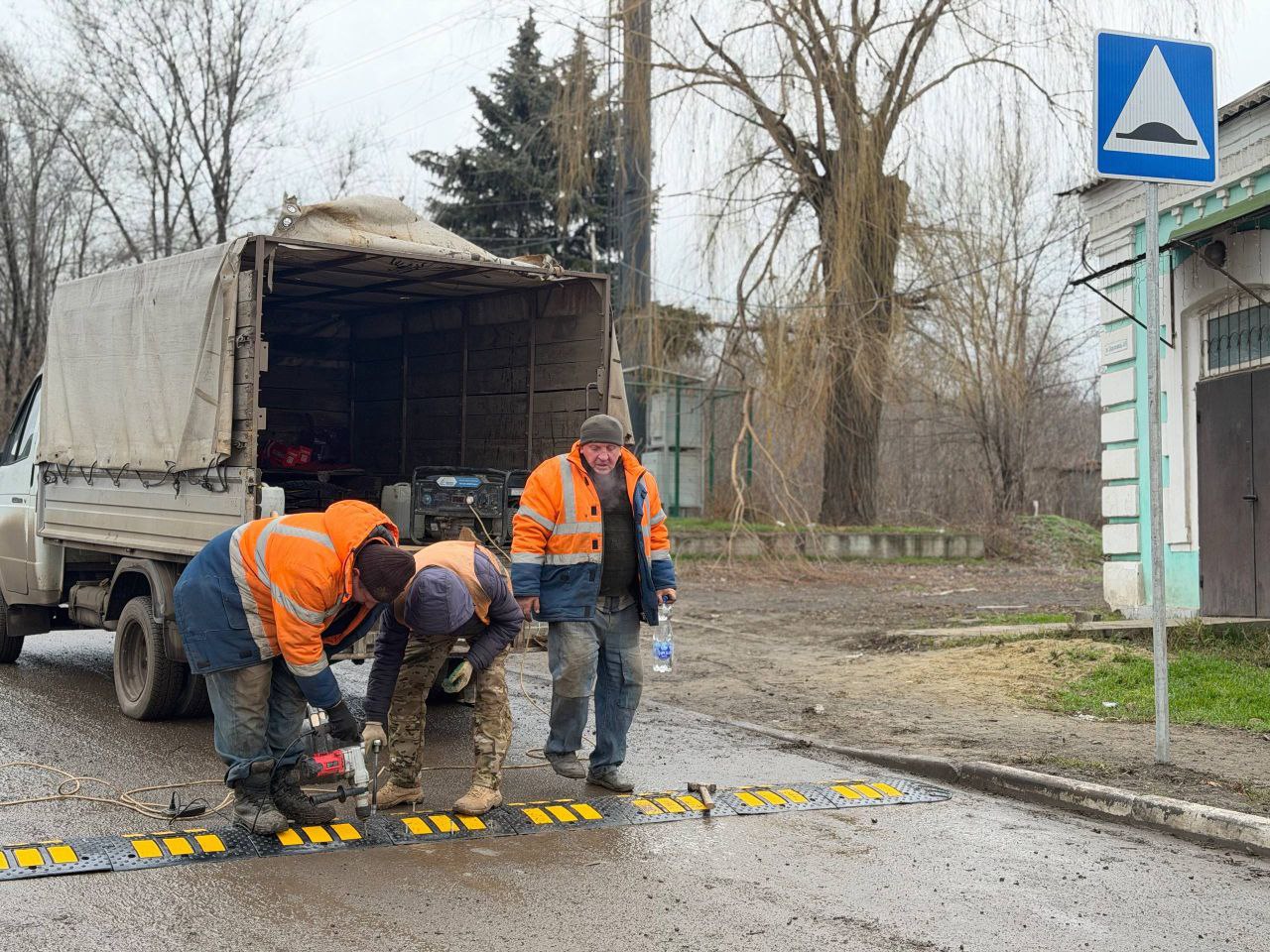 Сергей Колягин: Сотрудники Муниципального унитарного предприятия «Комбинат коммунальных услуг города Первомайска» приступили к установке новой партии искусственных дорожных неровностей, призванных повысить безопасность... Сергей Колягин: Сотрудники Муниципального унитарного предприятия «Комбинат коммунальных услуг города Первомайска» приступили к установке новой партии искусственных дорожных неровностей, призванных повысить безопасность...