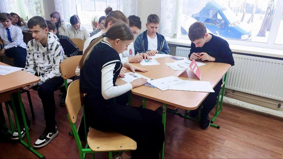 преддверии Дня Конституции Российской Федерации Территориальной избирательной комиссией Меловского района совместно с Молодёжной избирательной комиссией Муниципального образования Меловский муниципальный округ Луганской... преддверии Дня Конституции Российской Федерации Территориальной избирательной комиссией Меловского района совместно с Молодёжной избирательной комиссией Муниципального образования Меловский муниципальный округ Луганской...