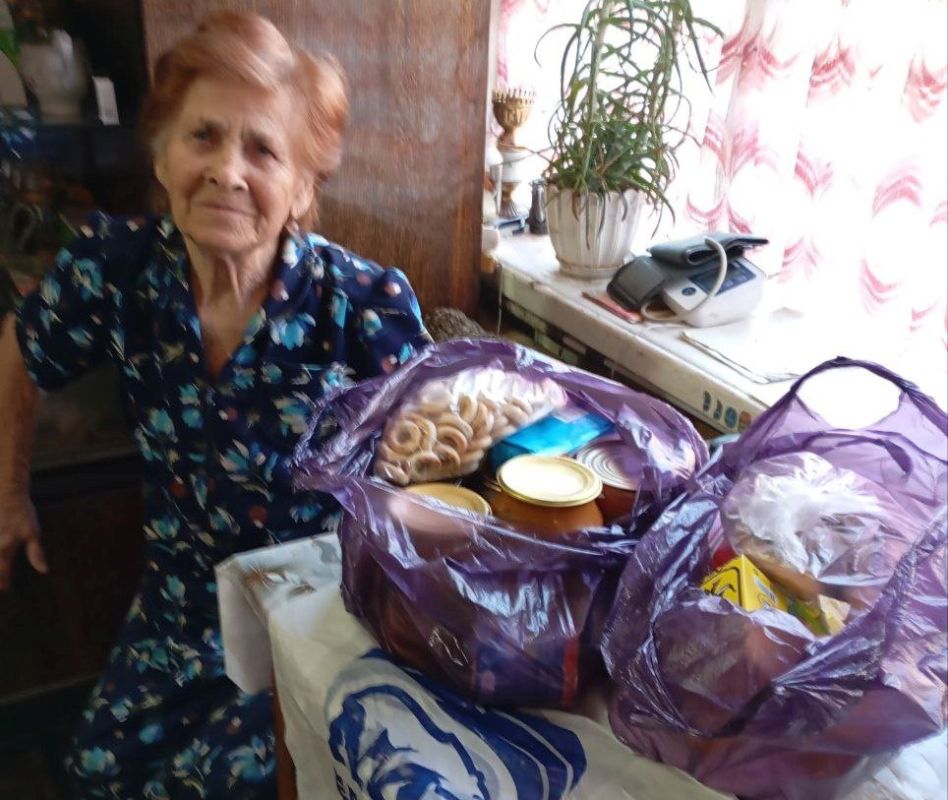 В рамках «Декады добрых дел», посвященной 24-летию «Единой России», активисты Славяносербщины передали помощь нуждающимся жителям В рамках «Декады добрых дел», посвященной 24-летию «Единой России», активисты Славяносербщины передали помощь нуждающимся жителям