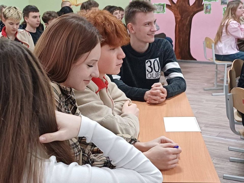 преддверии Дня Конституции Российской Федерации Территориальной избирательной комиссией Меловского района совместно с Молодёжной избирательной комиссией Муниципального образования Меловский муниципальный округ Луганской... преддверии Дня Конституции Российской Федерации Территориальной избирательной комиссией Меловского района совместно с Молодёжной избирательной комиссией Муниципального образования Меловский муниципальный округ Луганской...
