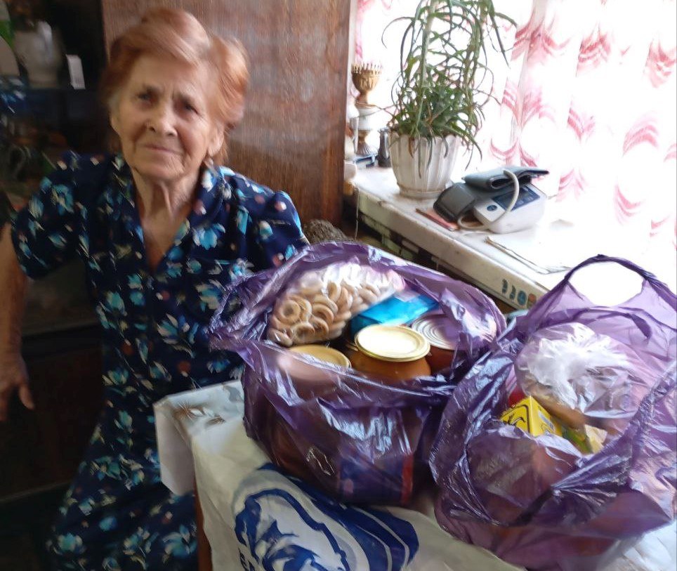 В рамках «Декады добрых дел», посвященной 24-летию «Единой России», активисты Славяносербщины передали помощь нуждающимся жителям В рамках «Декады добрых дел», посвященной 24-летию «Единой России», активисты Славяносербщины передали помощь нуждающимся жителям