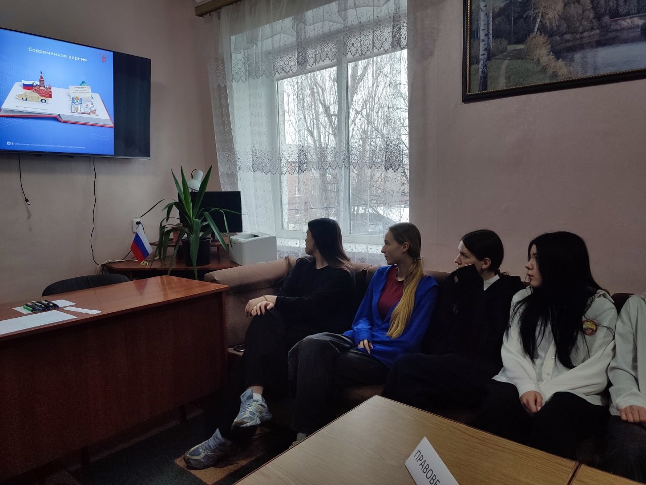 Сотрудники Лутугинской центральной районной библиотеки провели час правового просвещения для школьников Сотрудники Лутугинской центральной районной библиотеки провели час правового просвещения для школьников