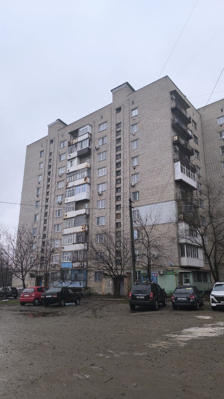 Тюменские строители ведут оштукатуривание лифтовых шахт в первом и втором подъездах дома № 4 на улице Чкалова к г. Краснодоне. Работы проходят в ходе капитального ремонта лифтового оборудования