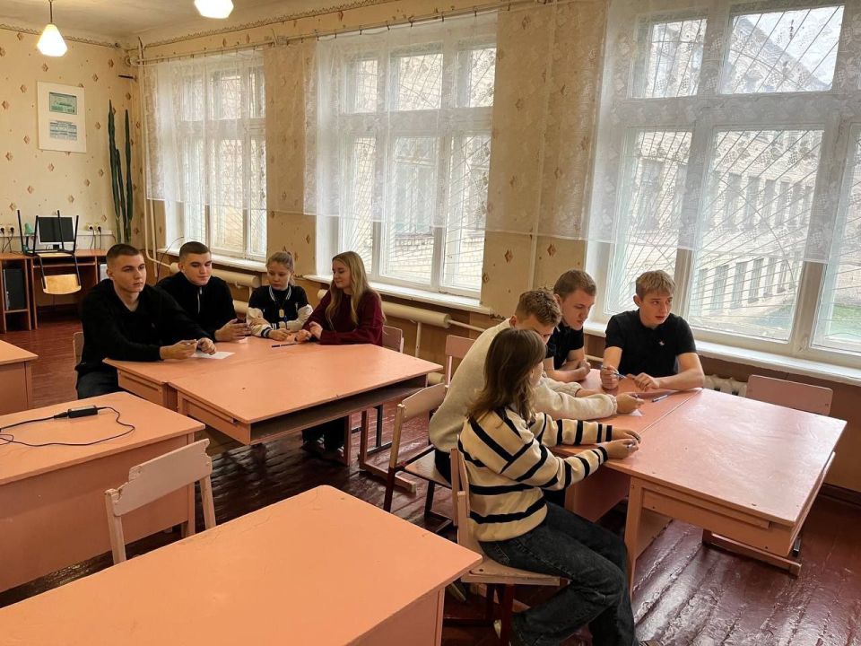 В Петровской школе №36 состоялся увлекательный квиз, организованный активистами «Молодой Гвардии Единой России», приуроченный ко Дню Конституции Российской Федерации! В Петровской школе №36 состоялся увлекательный квиз, организованный активистами «Молодой Гвардии Единой России», приуроченный ко Дню Конституции Российской Федерации!