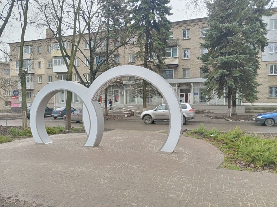 В Ровеньках завершены работы по благоустройству аллеи по улице Ленина В Ровеньках завершены работы по благоустройству аллеи по улице Ленина