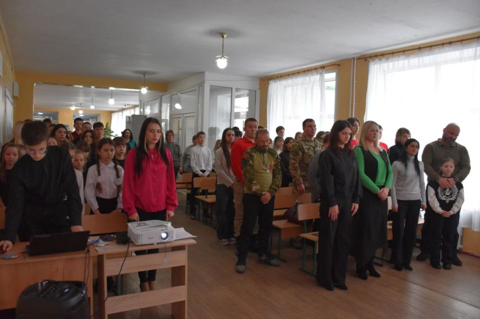 Сегодня, в День Героев Отечества, в Ровеньковской школе №6 имени О.В. Анащенко произошло значимое событие – открытие Парты Героя Сегодня, в День Героев Отечества, в Ровеньковской школе №6 имени О.В. Анащенко произошло значимое событие – открытие Парты Героя