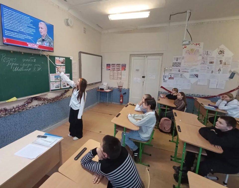 В Рубежанской ОШ № 3 в Отряде Первых 6-Б была проведена тематическая беседа накануне празднованию Дня Героев Отечества и в связи с реализацией Концепции «Луганский характер» по направлению «Патриотизм и историческая память» В Рубежанской ОШ № 3 в Отряде Первых 6-Б была проведена тематическая беседа накануне празднованию Дня Героев Отечества и в связи с реализацией Концепции «Луганский характер» по направлению «Патриотизм и историческая память»