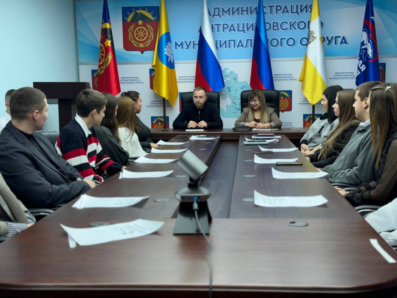 Виктория Сошина: Совместно с и.о первого заместителя министра Молодёжной политики ЛНР Евгением Поддубным и моим заместителем Еленой Рахмуковой встретились с активной молодёжью нашего округа в рамках проекта «ГосСтарт.Диалог» Виктория Сошина: Совместно с и.о первого заместителя министра Молодёжной политики ЛНР Евгением Поддубным и моим заместителем Еленой Рахмуковой встретились с активной молодёжью нашего округа в рамках проекта «ГосСтарт.Диалог»