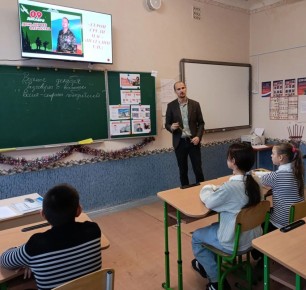 В Рубежанской ОШ № 3 в Отряде Первых 6-Б была проведена тематическая беседа накануне празднованию Дня Героев Отечества и в связи с реализацией Концепции «Луганский характер» по направлению «Патриотизм и историческая память»