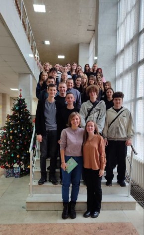 В Луганской молодежной библиотеке состоялась встреча «Давай говорить о поэзии» с поэтессой Алесей Казмерчук, членом Союза писателей России