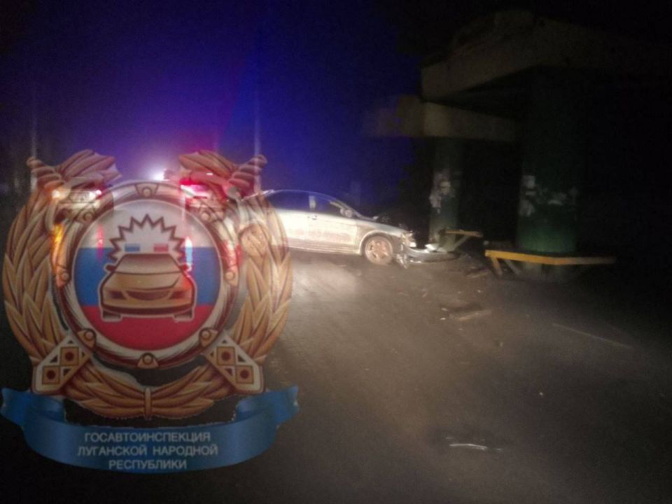 Автомобиль врезался в остановку в Лисичанске Автомобиль врезался в остановку в Лисичанске