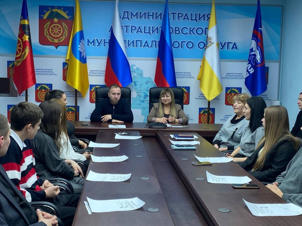 Виктория Сошина: Совместно с и.о первого заместителя министра Молодёжной политики ЛНР Евгением Поддубным и моим заместителем Еленой Рахмуковой встретились с активной молодёжью нашего округа в рамках проекта «ГосСтарт.Диалог» Виктория Сошина: Совместно с и.о первого заместителя министра Молодёжной политики ЛНР Евгением Поддубным и моим заместителем Еленой Рахмуковой встретились с активной молодёжью нашего округа в рамках проекта «ГосСтарт.Диалог»