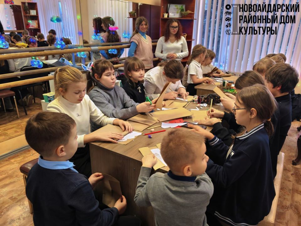 В Новоайдарском доме культуры прошёл новогодний мастеркласс для детей от Луганского дома молодёжи В Новоайдарском доме культуры прошёл новогодний мастеркласс для детей от Луганского дома молодёжи