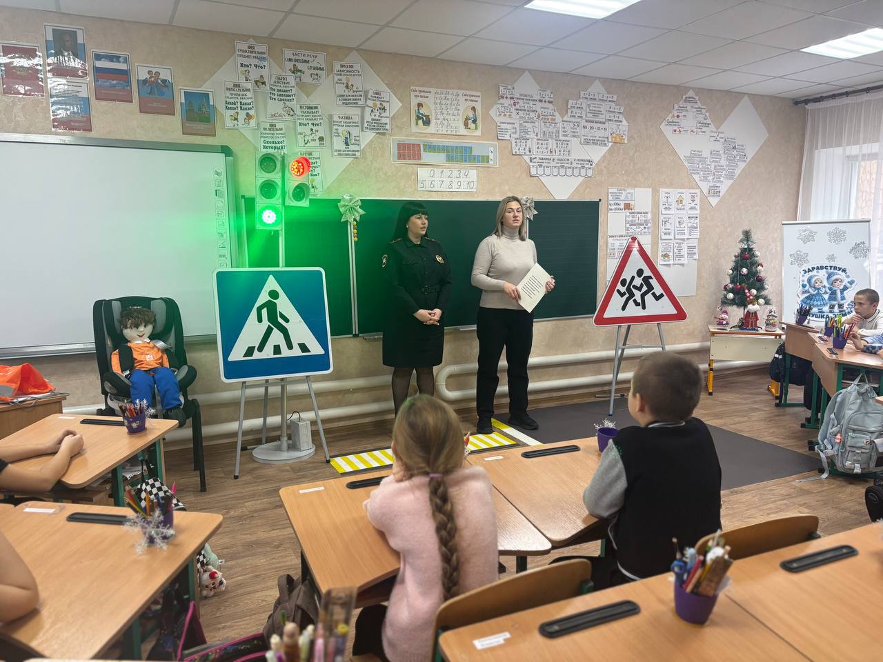 Научить с детства: в Старобельске сотрудники ГИБДД проводят уроки безопасности в начальной школе Научить с детства: в Старобельске сотрудники ГИБДД проводят уроки безопасности в начальной школе