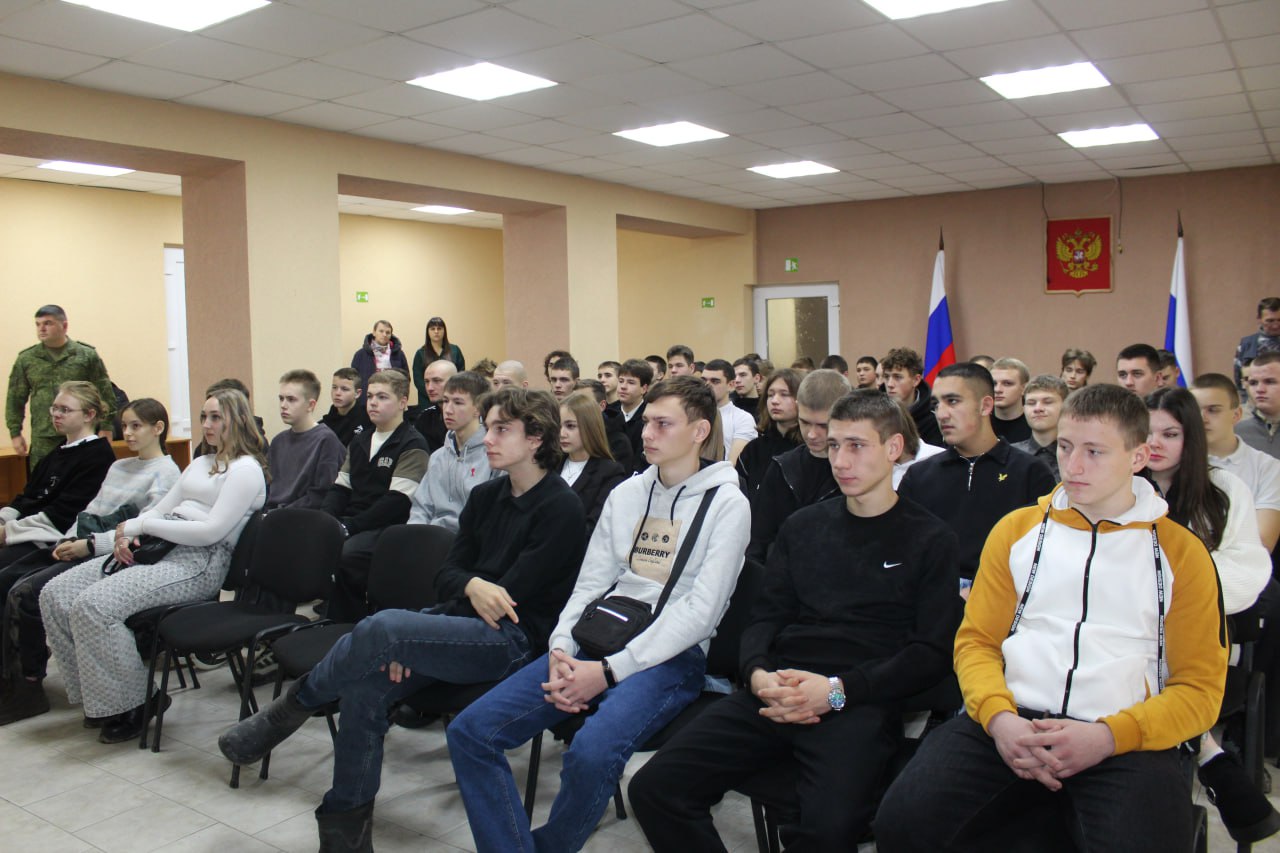 Сегодня прошла встреча старшеклассников округа с представителями Рязанского гвардейского высшего воздушно-десантного ордена Суворова дважды Краснознамённого командного училища имени генерала армии В. Ф. Маргелова. Военный... Сегодня прошла встреча старшеклассников округа с представителями Рязанского гвардейского высшего воздушно-десантного ордена Суворова дважды Краснознамённого командного училища имени генерала армии В. Ф. Маргелова. Военный...