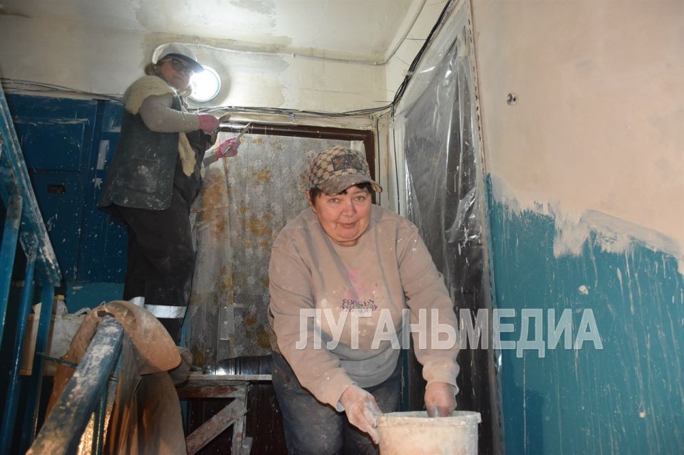 Единая управляющая компания ремонтирует подъезды стахановских многоэтажек Единая управляющая компания ремонтирует подъезды стахановских многоэтажек