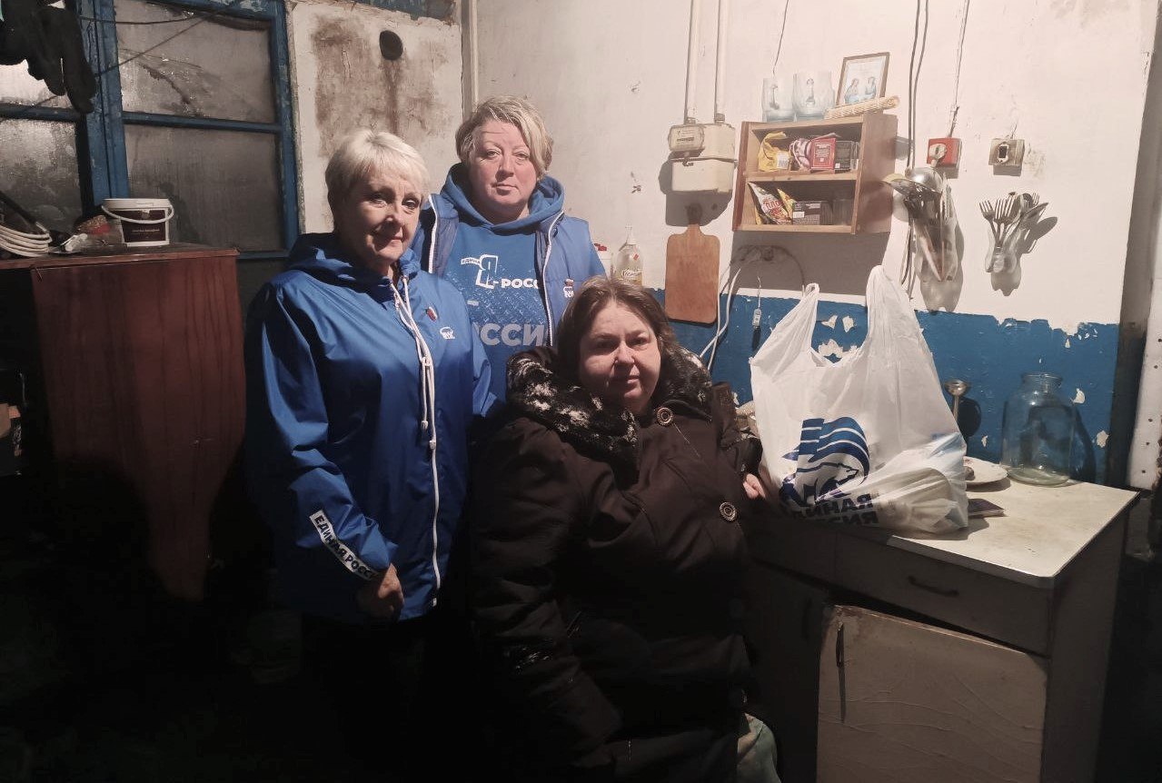 В рамках «Декады добрых дел», посвященной 24-летию «Единой России», активисты Славяносербщины передали помощь нуждающимся жителям В рамках «Декады добрых дел», посвященной 24-летию «Единой России», активисты Славяносербщины передали помощь нуждающимся жителям