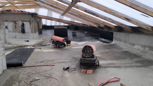 Капремонт кровли в Краснодоне продолжается, несмотря на сложные погодные условия