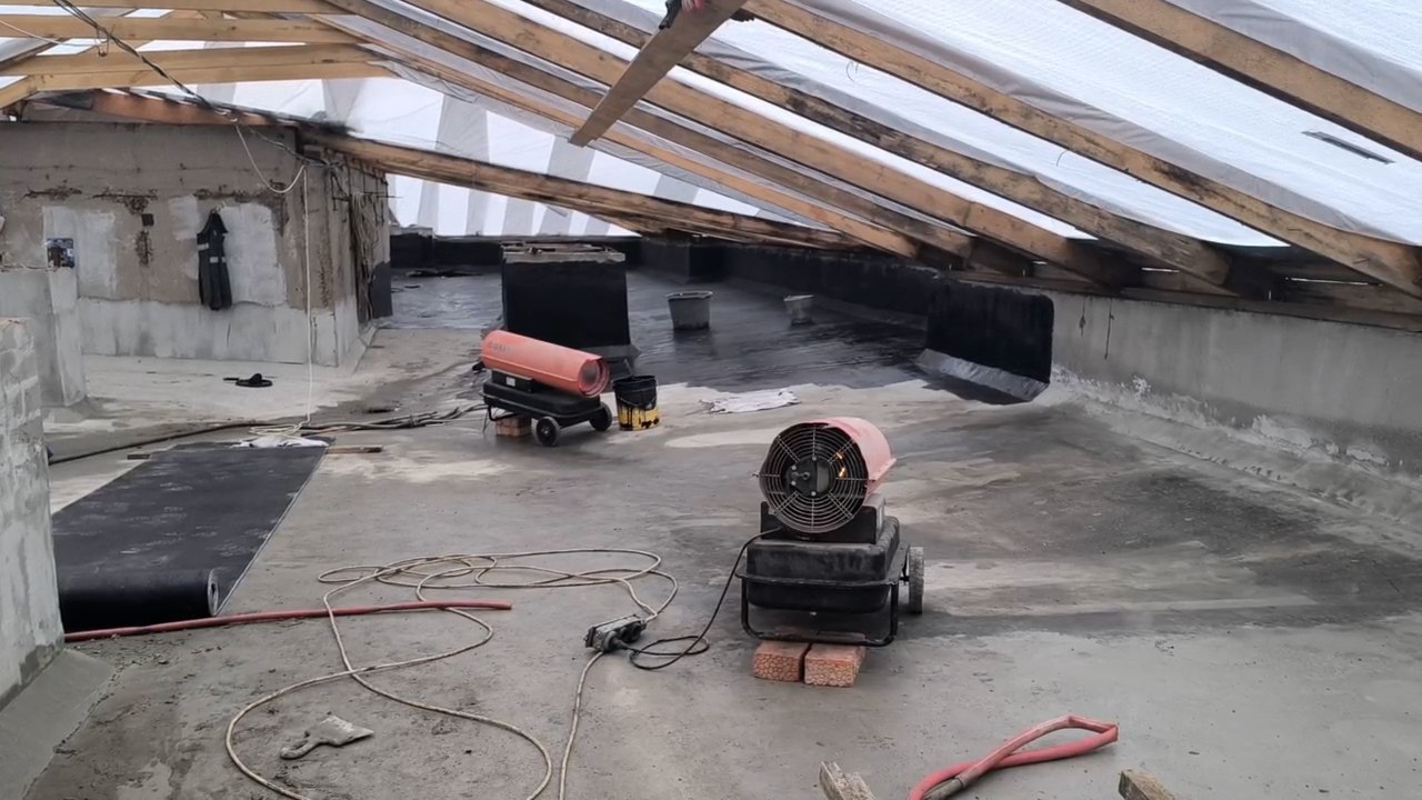 Капремонт кровли в Краснодоне продолжается, несмотря на сложные погодные условия