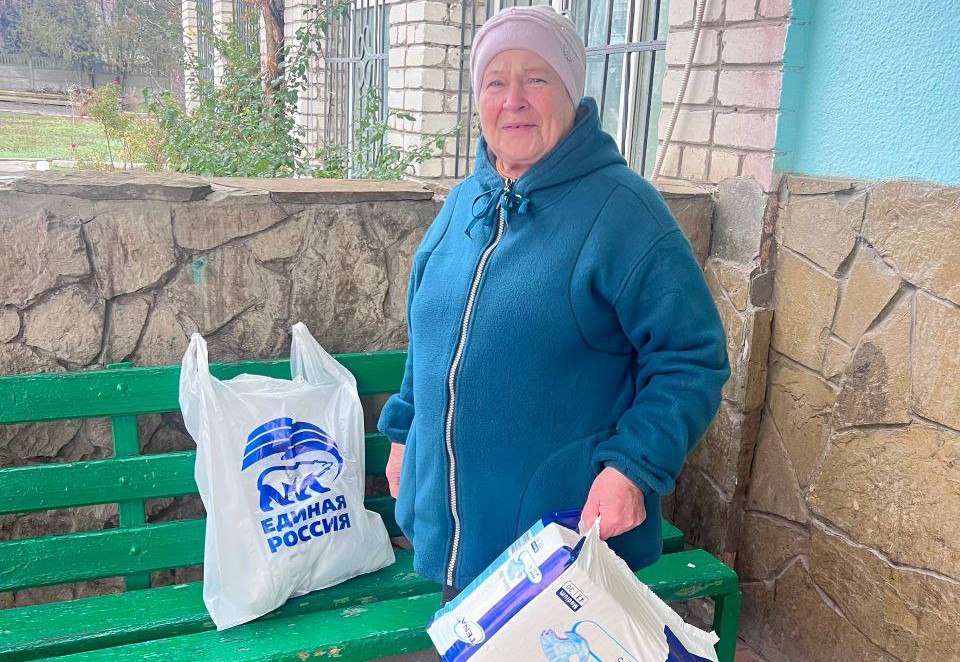 В рамках «Декады добрых дел», посвященной 24-летию «Единой России», активисты Славяносербщины передали помощь нуждающимся жителям В рамках «Декады добрых дел», посвященной 24-летию «Единой России», активисты Славяносербщины передали помощь нуждающимся жителям