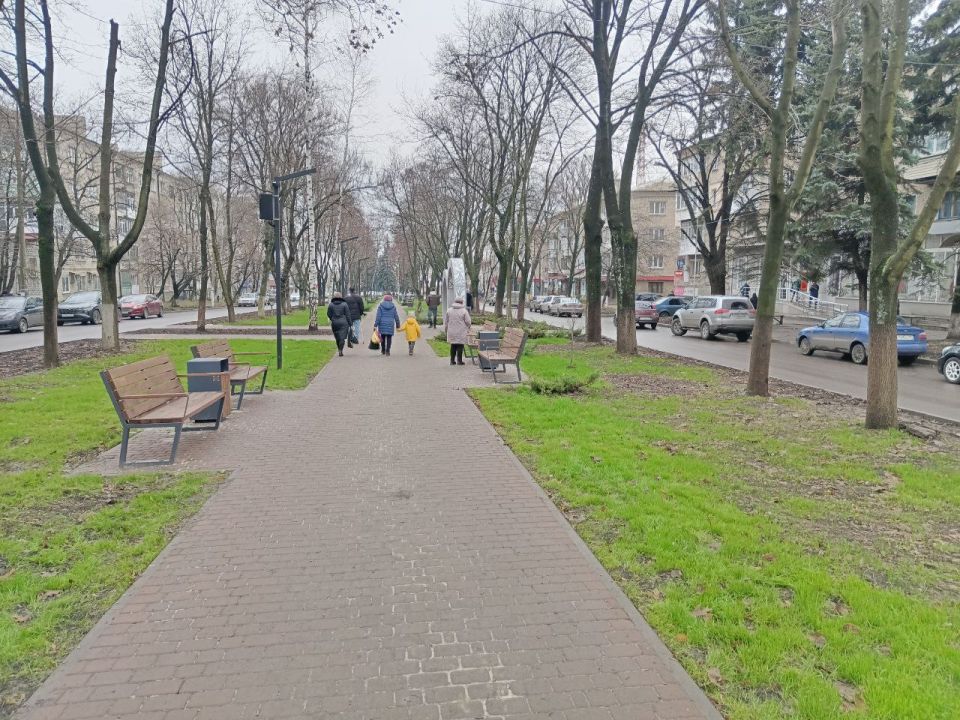 В Ровеньках завершены работы по благоустройству аллеи по улице Ленина В Ровеньках завершены работы по благоустройству аллеи по улице Ленина