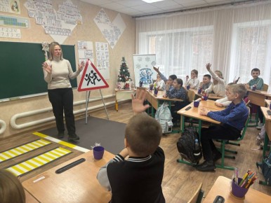 Научить с детства: в Старобельске сотрудники ГИБДД проводят уроки безопасности в начальной школе