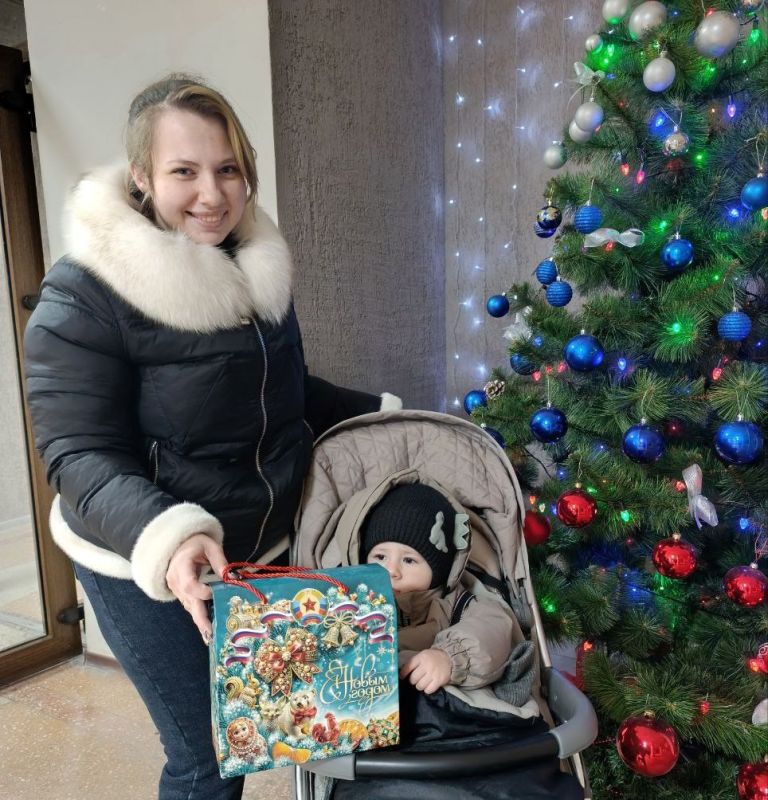 Приглашаем родителей получить новогодние подарки для своих детей! Приглашаем родителей получить новогодние подарки для своих детей!