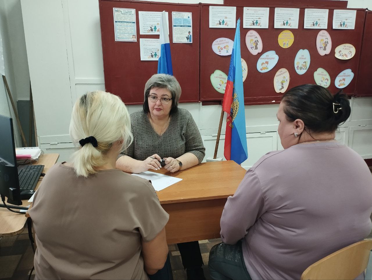 В рамках общегородского месячника правовых знаний, начальник отдела по вопросам опеки, попечительства и патронажа Ирина Викторовна Попова в Михайловской школе им. А.И. Малёна оказала индивидуальную правовую консультационную... В рамках общегородского месячника правовых знаний, начальник отдела по вопросам опеки, попечительства и патронажа Ирина Викторовна Попова в Михайловской школе им. А.И. Малёна оказала индивидуальную правовую консультационную...