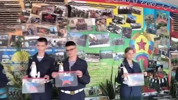 Кадетские классы Свердловской СШ №8 стали призёрами Международного флешмоба «Звезда Героя», представив работу «Вперёд, Россия!»