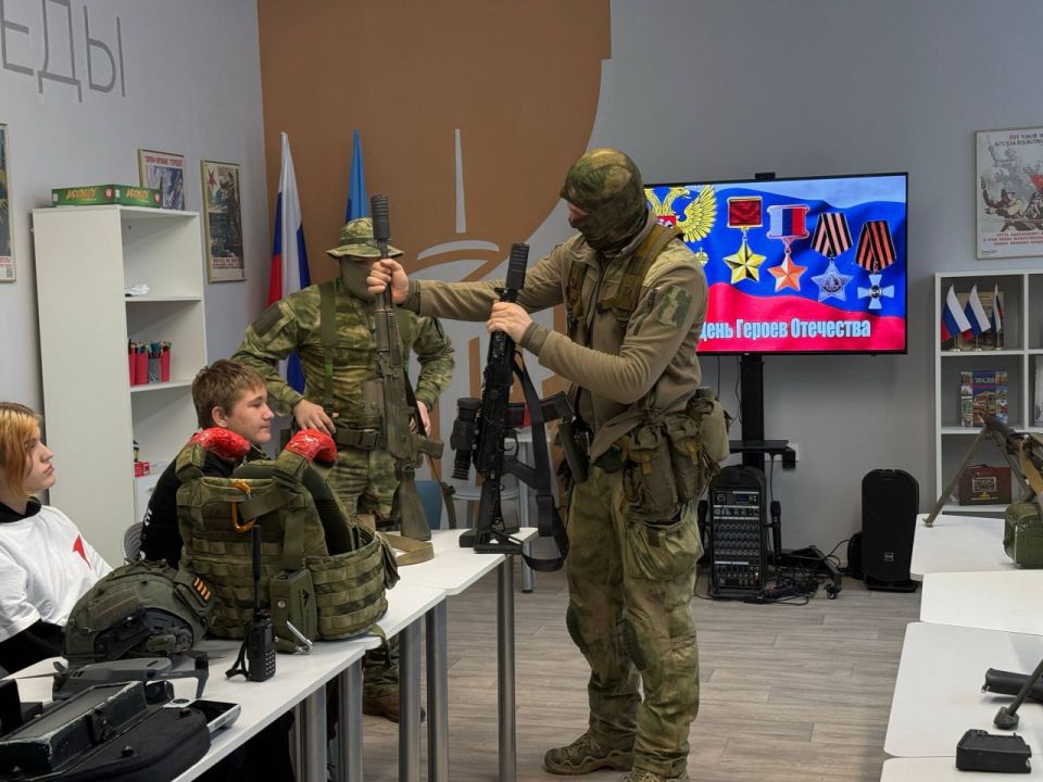 С целью популяризации подвигов участников специальной военной операции и формирования гражданско-патриотических позиций подрастающего поколения в Детском центре Музея Победы состоялась встреча с сотрудниками Росгвардии С целью популяризации подвигов участников специальной военной операции и формирования гражданско-патриотических позиций подрастающего поколения в Детском центре Музея Победы состоялась встреча с сотрудниками Росгвардии