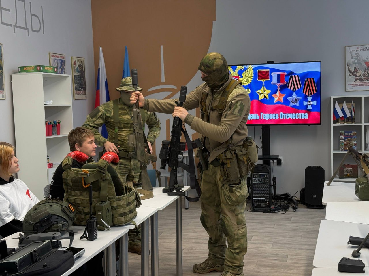 С целью популяризации подвигов участников специальной военной операции и формирования гражданско-патриотических позиций подрастающего поколения в Детском центре Музея Победы состоялась встреча с сотрудниками Росгвардии С целью популяризации подвигов участников специальной военной операции и формирования гражданско-патриотических позиций подрастающего поколения в Детском центре Музея Победы состоялась встреча с сотрудниками Росгвардии