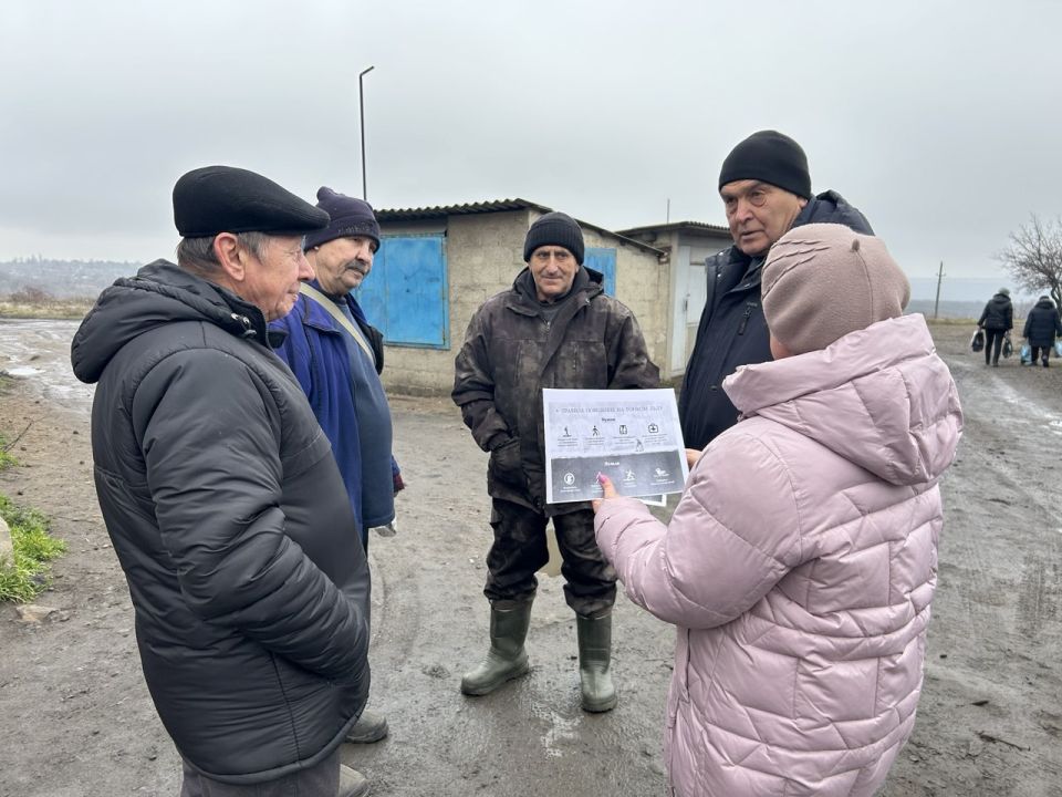 Сегодня сотрудниками отдела жизнеобеспечения г. Вахрушево с целью обеспечения безопасности на водных объектах в зимний период была проведена беседа с населением о правилах поведения на тонком льду Сегодня сотрудниками отдела жизнеобеспечения г. Вахрушево с целью обеспечения безопасности на водных объектах в зимний период была проведена беседа с населением о правилах поведения на тонком льду