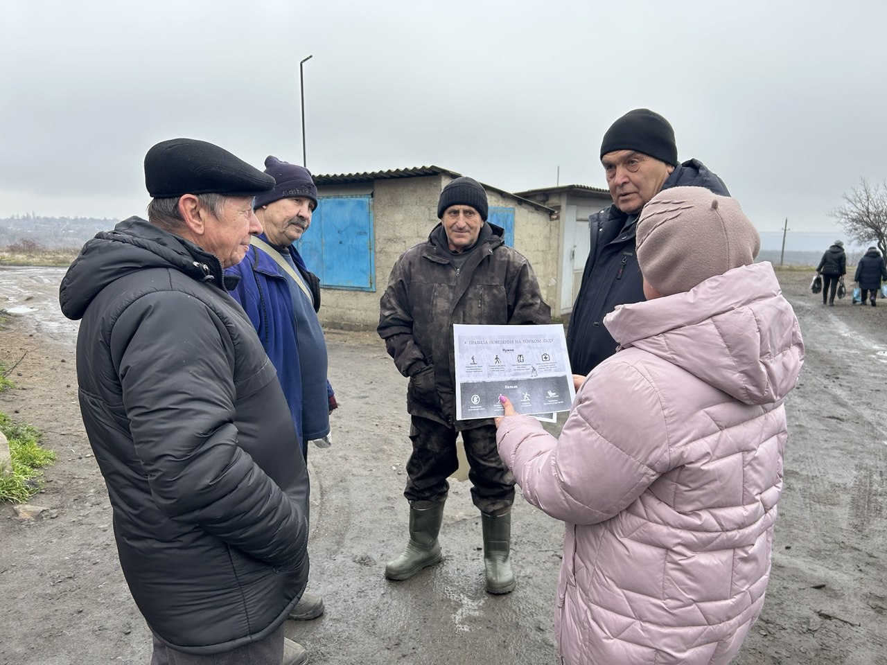 Сегодня сотрудниками отдела жизнеобеспечения г. Вахрушево с целью обеспечения безопасности на водных объектах в зимний период была проведена беседа с населением о правилах поведения на тонком льду Сегодня сотрудниками отдела жизнеобеспечения г. Вахрушево с целью обеспечения безопасности на водных объектах в зимний период была проведена беседа с населением о правилах поведения на тонком льду