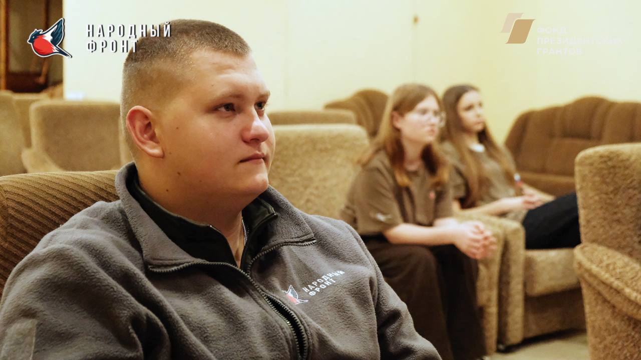 Кибердружина и антитеррор. Сотрудник Центра по противодействию экстремизма МВД ЛНР провёл беседу с активистами Молодёжки НФ о том, как важна борьба с терроризмом и экстремизмом Кибердружина и антитеррор. Сотрудник Центра по противодействию экстремизма МВД ЛНР провёл беседу с активистами Молодёжки НФ о том, как важна борьба с терроризмом и экстремизмом