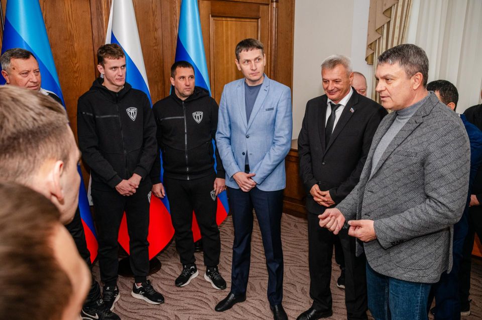 Леонид Пасечник встретился с командой, победившей в Кубке Содружества — 2025 Леонид Пасечник встретился с командой, победившей в Кубке Содружества — 2025