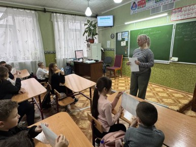 11 декабря сотрудники Краснодонского дворца культуры им. «Молодой гвардии» провели яркую и важную профилактическую беседу с младшими школьниками -