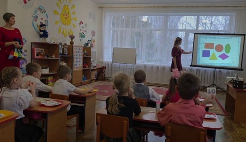 Сегодня состоялся важный семинар «Педагогическое содружество «Детский сад - школа - вуз», организованный Ровеньковской школой № 3 им. А.Ф. Бурды, совместно с Ровеньковским ясли-садом комбинированного вида «Ивушка»