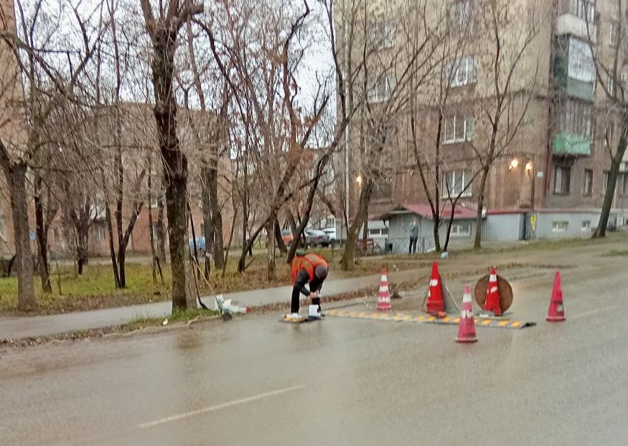 Коммунальные службы проводят работы на территории города Коммунальные службы проводят работы на территории города