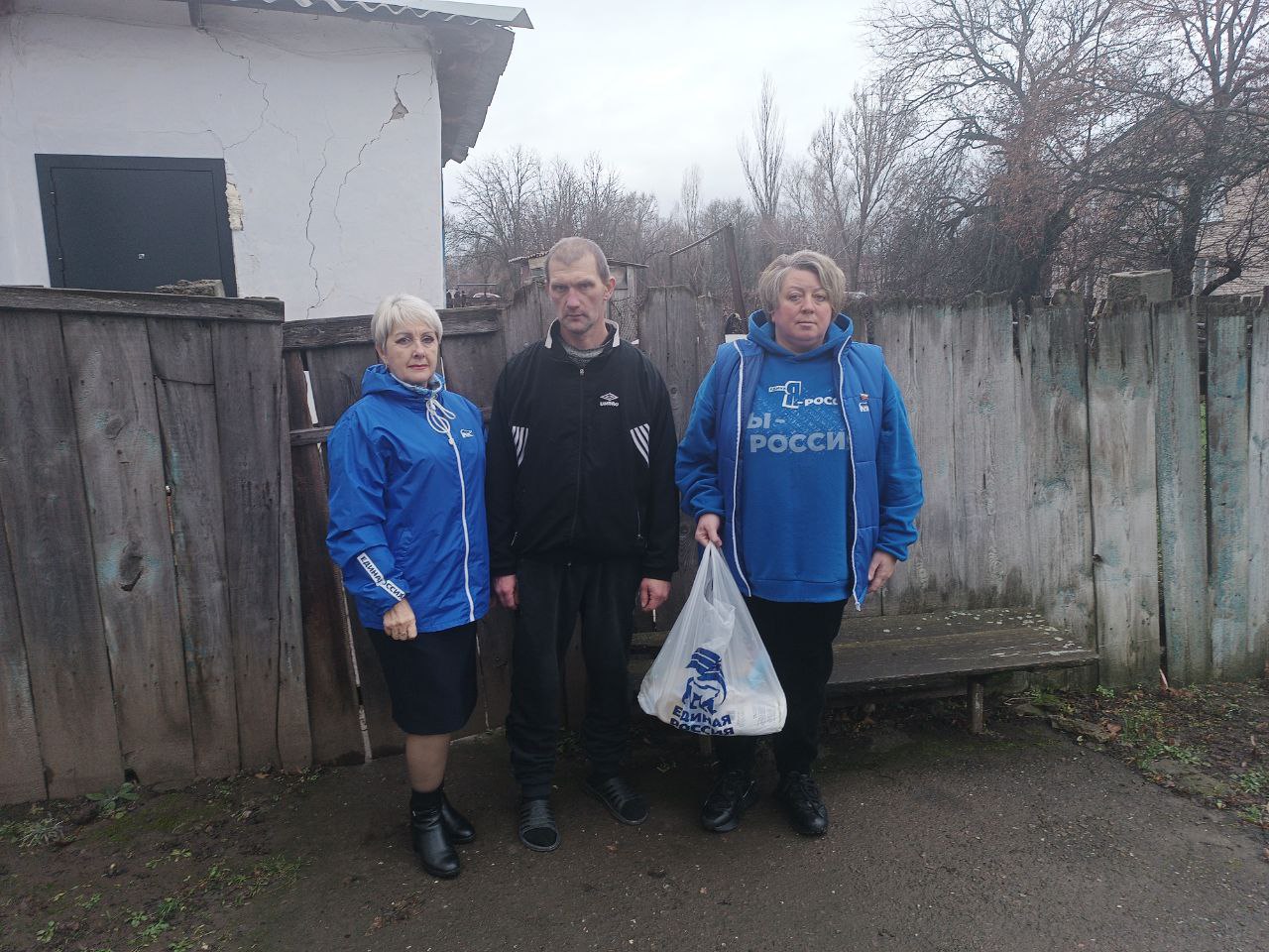 В рамках «Декады добрых дел», посвященной 24-летию «Единой России», активисты Славяносербщины передали помощь нуждающимся жителям В рамках «Декады добрых дел», посвященной 24-летию «Единой России», активисты Славяносербщины передали помощь нуждающимся жителям