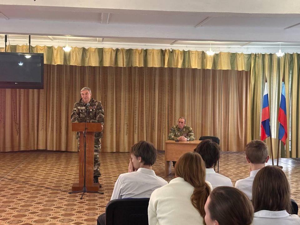 В Краснодонской школе №1 им. А.М. Горького состоялась встреча в рамках проекта «Диалоги с Героями» В Краснодонской школе №1 им. А.М. Горького состоялась встреча в рамках проекта «Диалоги с Героями»