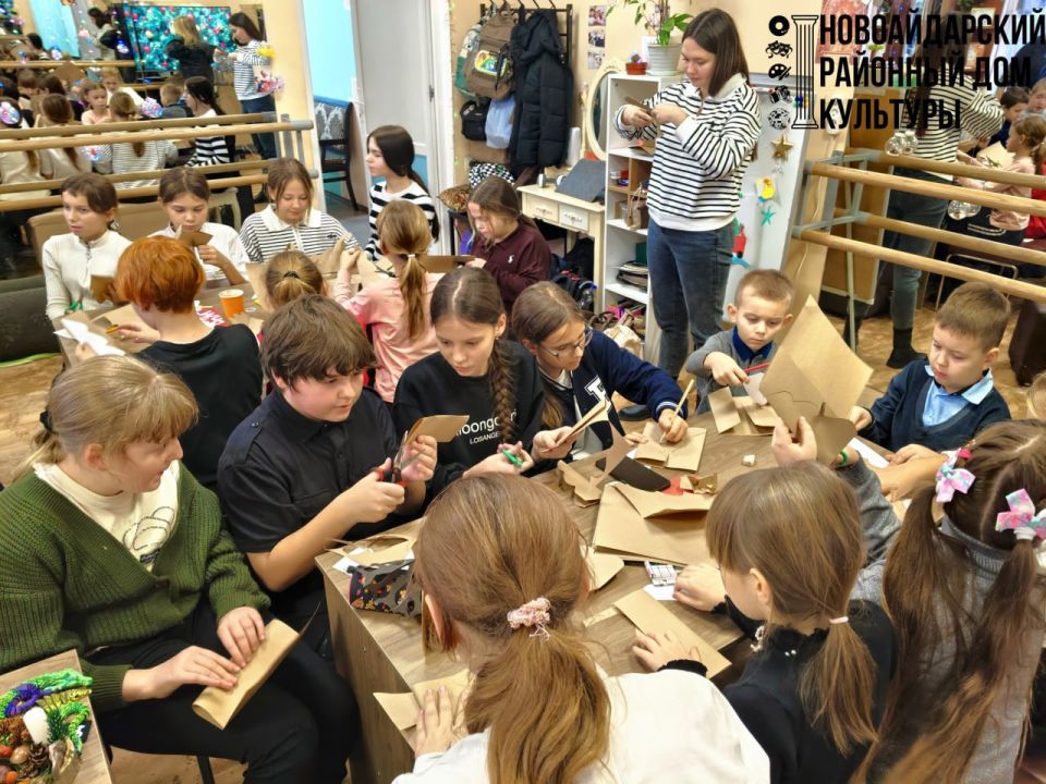 В Новоайдарском доме культуры прошёл новогодний мастеркласс для детей от Луганского дома молодёжи В Новоайдарском доме культуры прошёл новогодний мастеркласс для детей от Луганского дома молодёжи