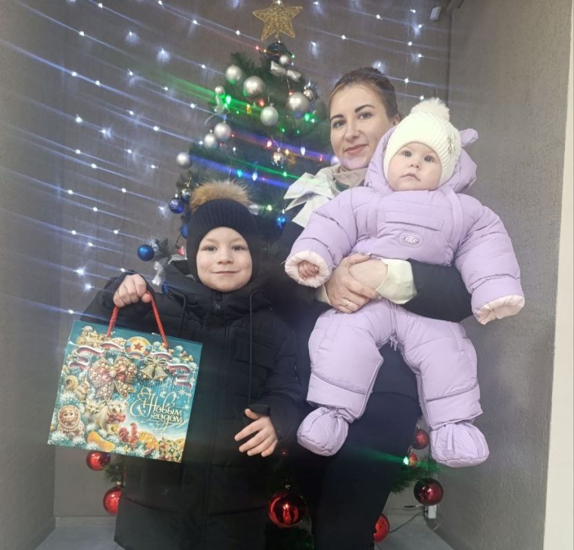 Приглашаем родителей получить новогодние подарки для своих детей! Приглашаем родителей получить новогодние подарки для своих детей!