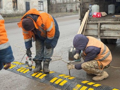 Сергей Колягин: Сотрудники Муниципального унитарного предприятия «Комбинат коммунальных услуг города Первомайска» приступили к установке новой партии искусственных дорожных неровностей, призванных повысить безопасность...